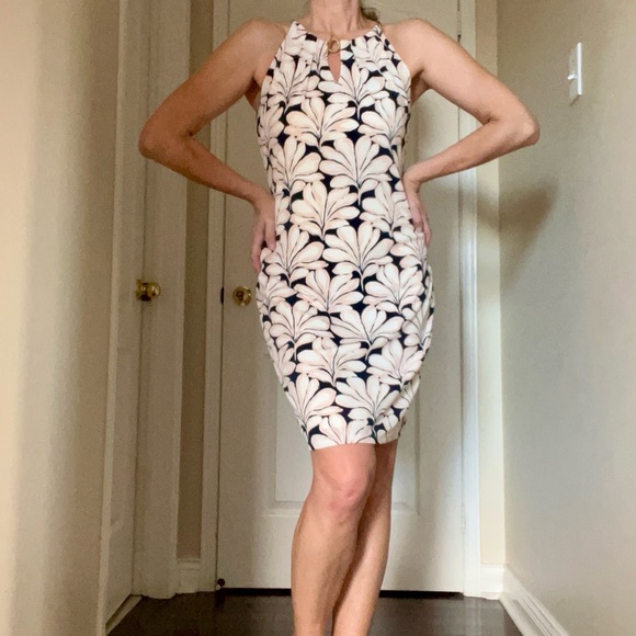 Floral dress with gold chain detail - Picture 2 of 9